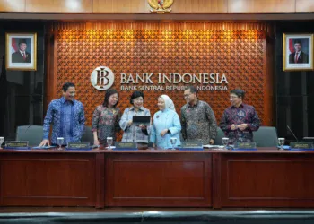 Dewan Gubernur Bank Indonesia di ruang konferensi pers hasil RDG