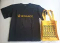 Kaos dan tas berlogo Binance
