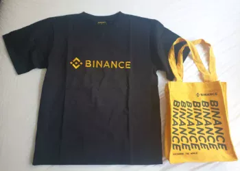 Kaos dan tas berlogo Binance