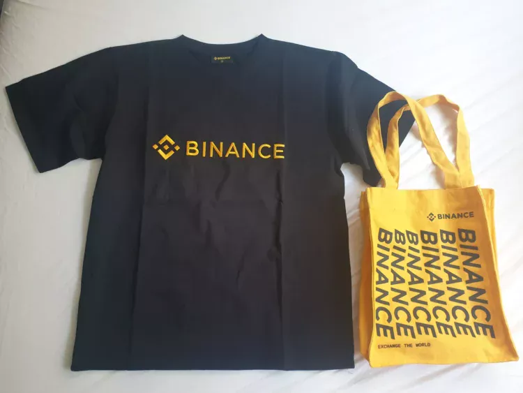 Kaos dan tas berlogo Binance