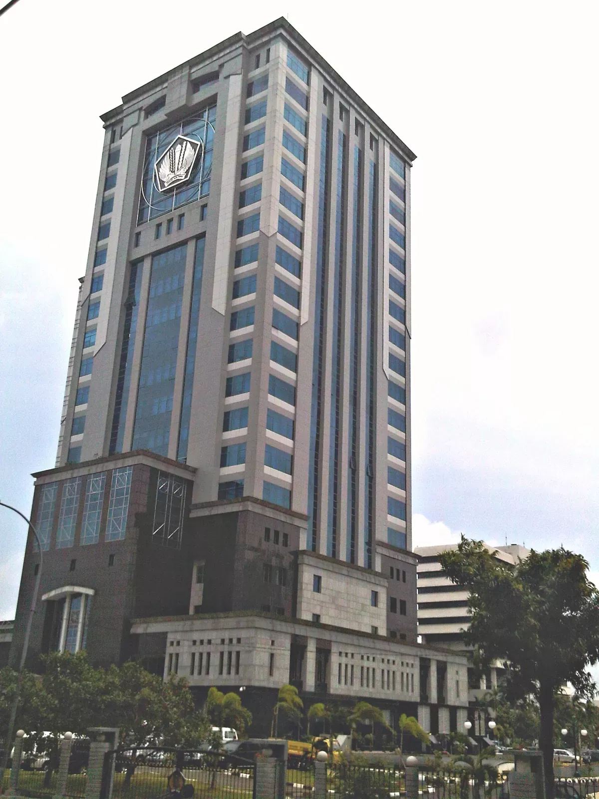 Menara Kementerian Keuangan RI dengan lambang Kemenkeu di fasad, Lapangan Banteng, Jakarta