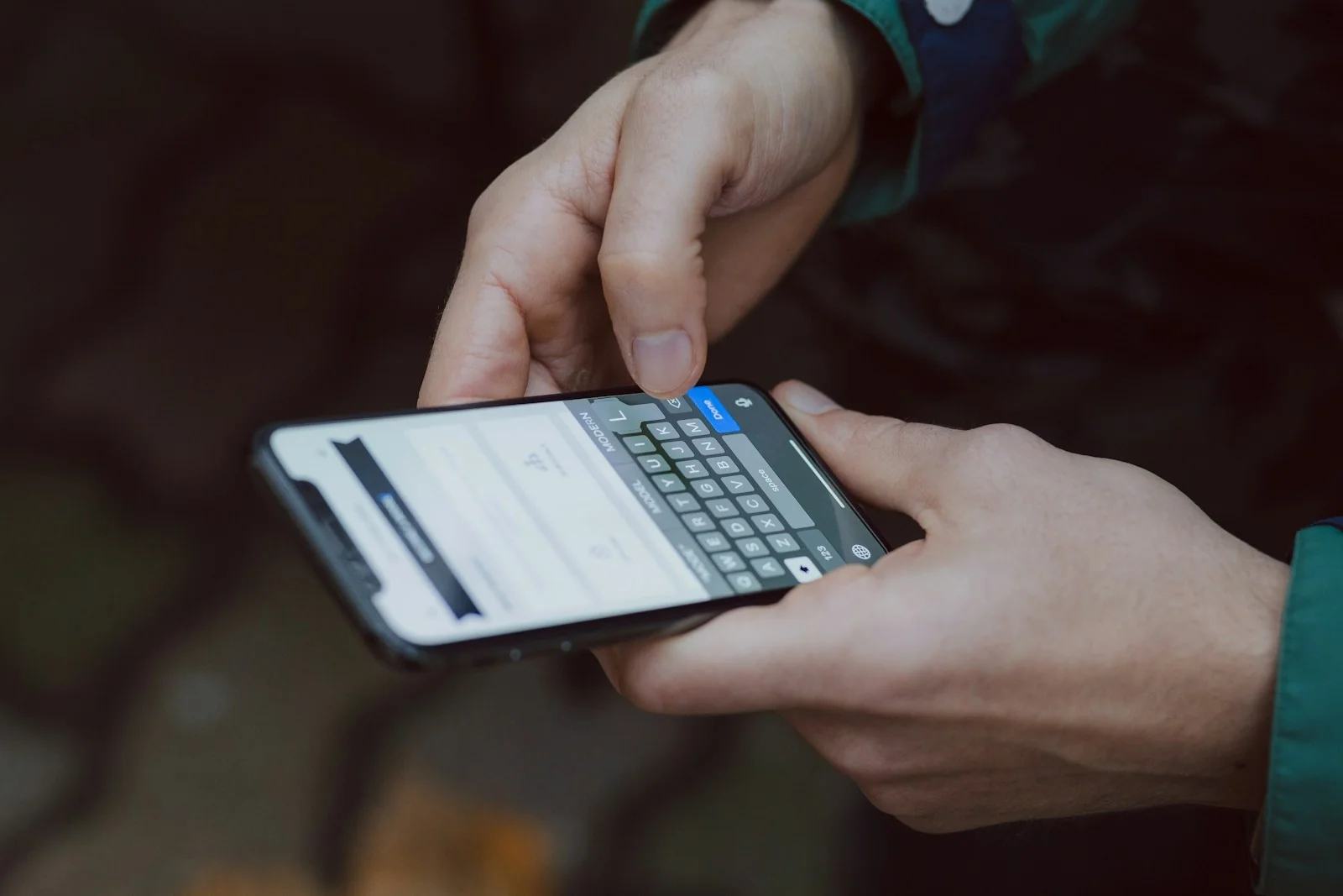 Jari mengetik data di layar ponsel
