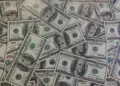 Tumpukan uang kertas 100 dolar AS, ilustrasi deposito valas
