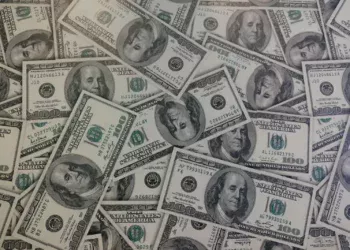 Tumpukan uang kertas 100 dolar AS, ilustrasi deposito valas