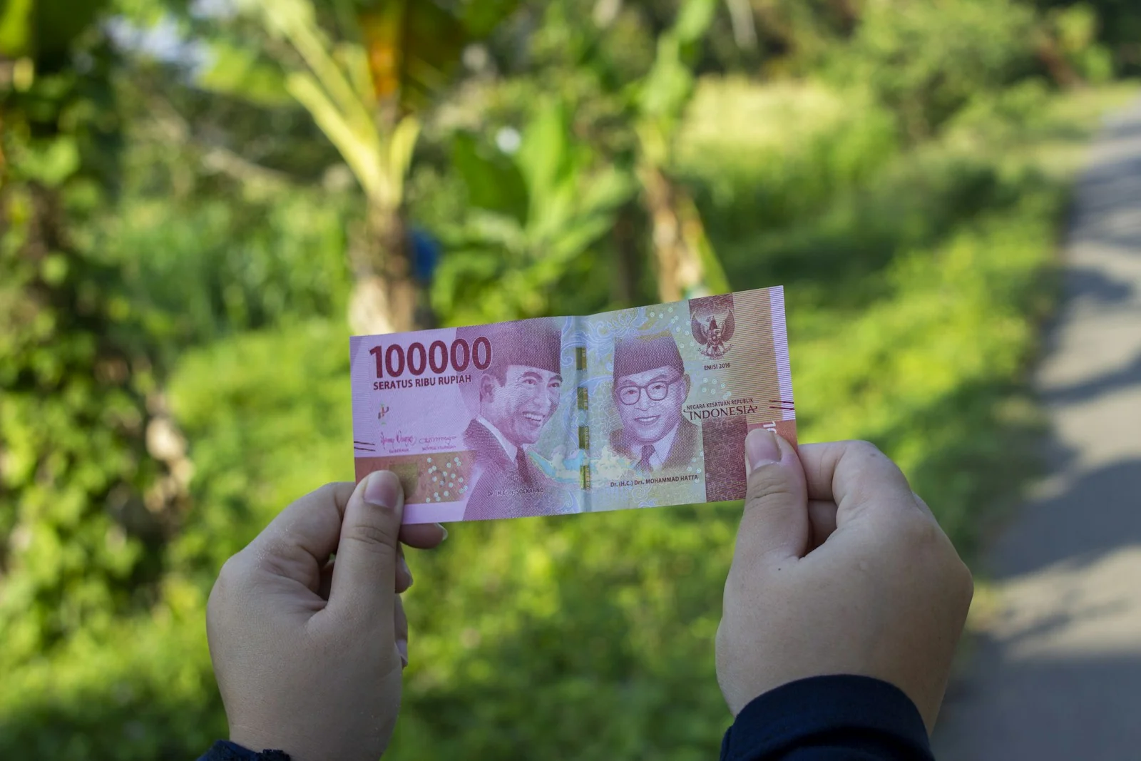 Uang tunai rupiah ilustrasi pencairan dana SBR dan deposito