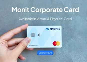 Tangan memegang kartu debit bisnis Monit Mastercard