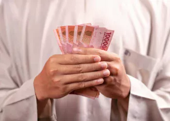 Uang rupiah untuk perbandingan SBR015 vs deposito
