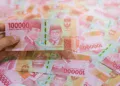 Uang rupiah pecahan Rp100.000 dan Rp50.000 bertumpuk