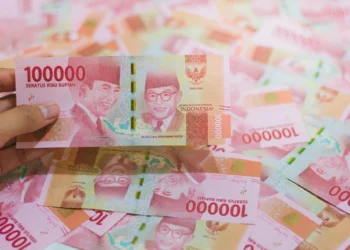 Uang rupiah pecahan Rp100.000 dan Rp50.000 bertumpuk