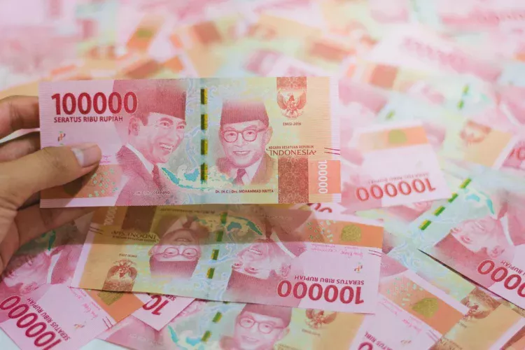 Uang rupiah pecahan Rp100.000 dan Rp50.000 bertumpuk