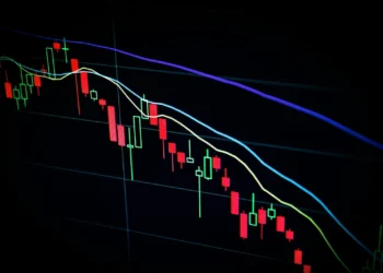 Grafik candlestick pasar saham di layar gelap