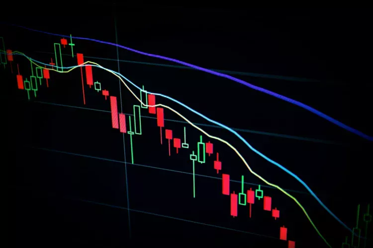 Grafik candlestick pasar saham di layar gelap