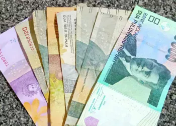 Uang kertas rupiah pecahan Rp2.000 hingga Rp20.000 tersusun berjajar di atas karpet
