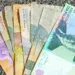 Uang kertas rupiah pecahan Rp2.000 hingga Rp20.000 tersusun berjajar di atas karpet